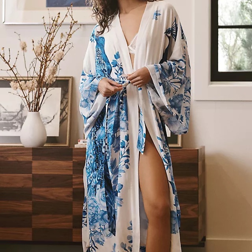Aratta Blue and White Floral Peacock Kimono Robe